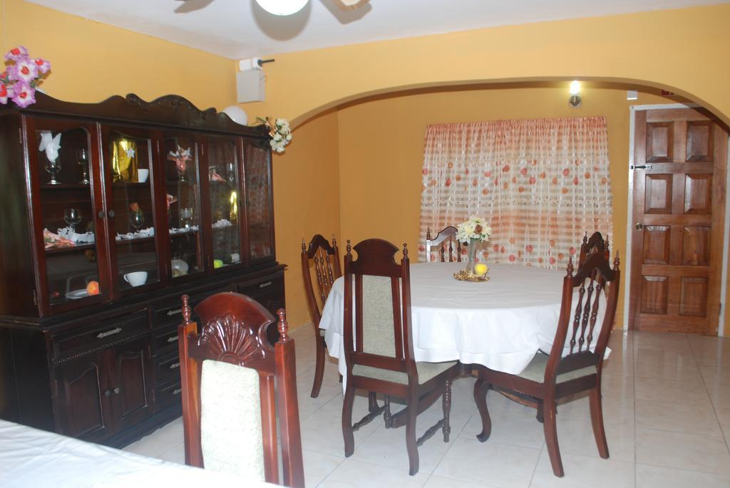 Enchanted Villas Inn มอนเทโกเบย์ ภายนอก รูปภาพ
